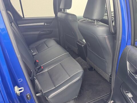 Toyota Hilux INVINCIBLE X 4WD D-4D DCB 76