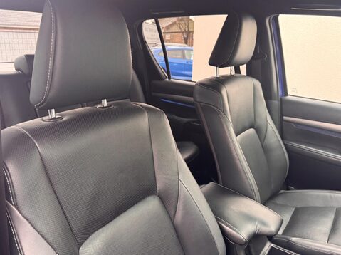 Toyota Hilux INVINCIBLE X 4WD D-4D DCB 32