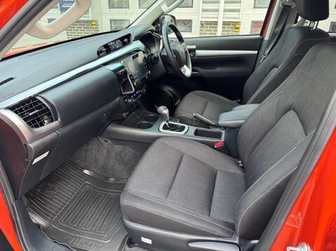 Toyota Hilux INVINCIBLE 4WD D-4D DCB 23