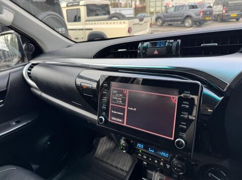 Toyota Hilux INVINCIBLE 4WD D-4D DCB 26