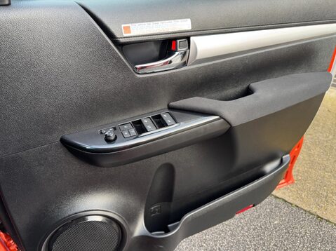 Toyota Hilux INVINCIBLE 4WD D-4D DCB 30