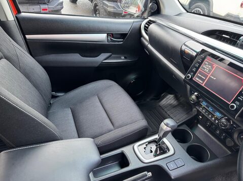 Toyota Hilux INVINCIBLE 4WD D-4D DCB 32