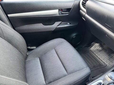 Toyota Hilux INVINCIBLE 4WD D-4D DCB 24