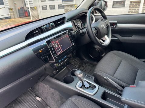 Toyota Hilux INVINCIBLE 4WD D-4D DCB 11