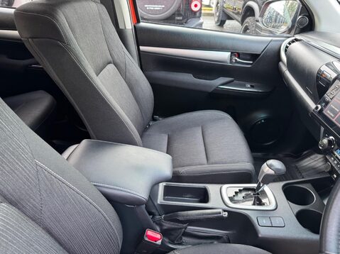 Toyota Hilux INVINCIBLE 4WD D-4D DCB 6