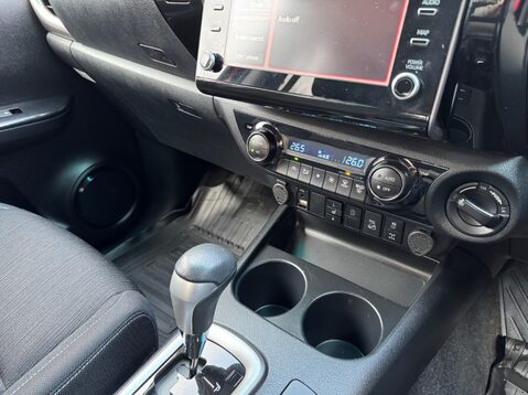 Toyota Hilux INVINCIBLE 4WD D-4D DCB 16