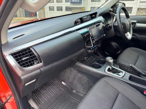 Toyota Hilux INVINCIBLE 4WD D-4D DCB 12