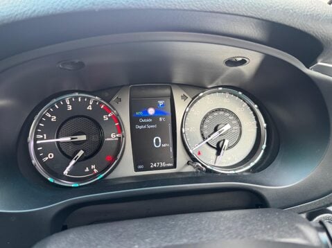 Toyota Hilux INVINCIBLE 4WD D-4D DCB 19