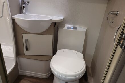 Swift Celebration 635 6 Berth Double Dinette 15