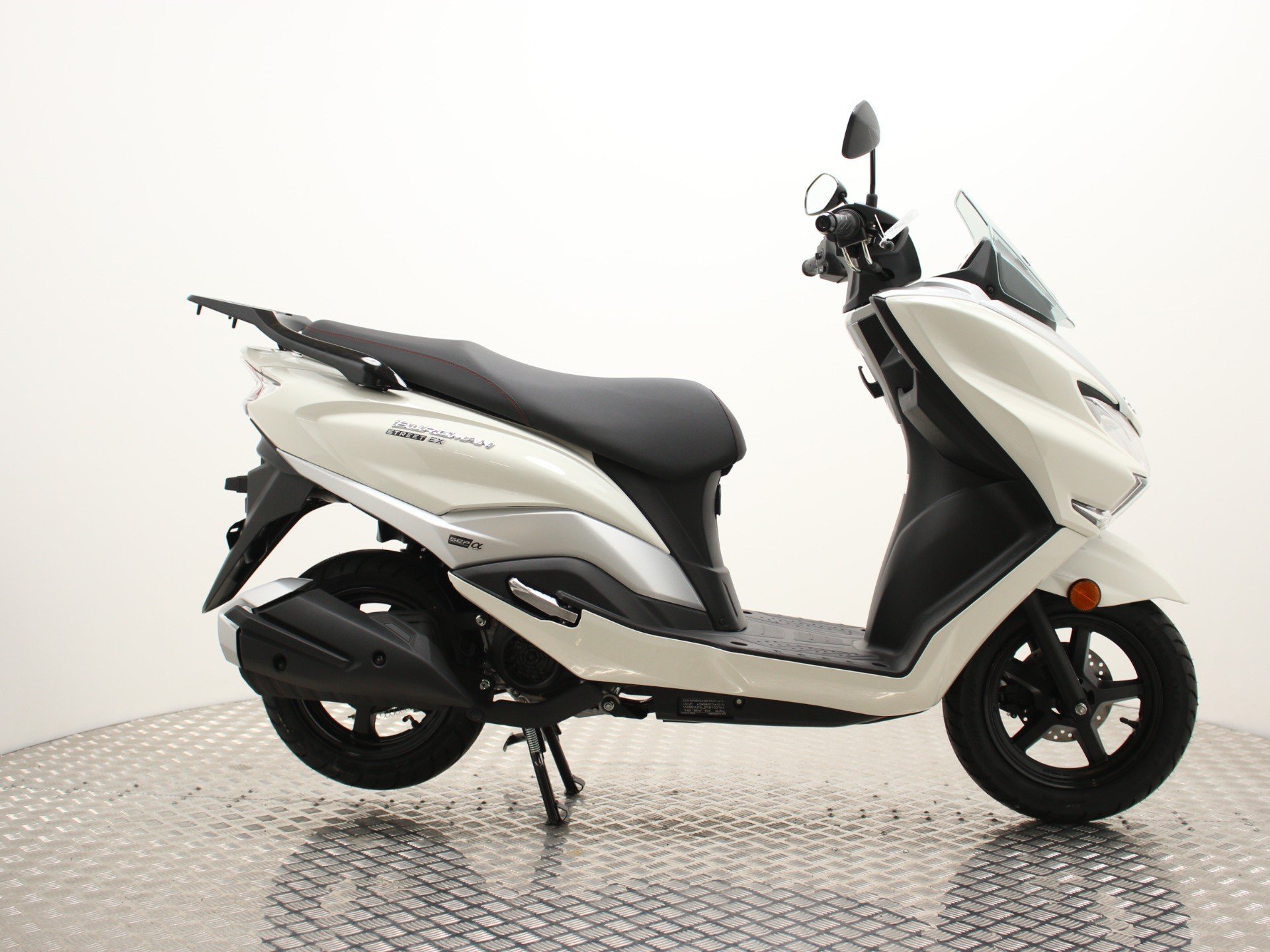 Suzuki burgman shop white colour