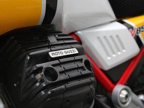 Moto Guzzi V85 V85 TT 38