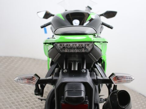Kawasaki Ninja ZX-10R ZX1000JBF 37