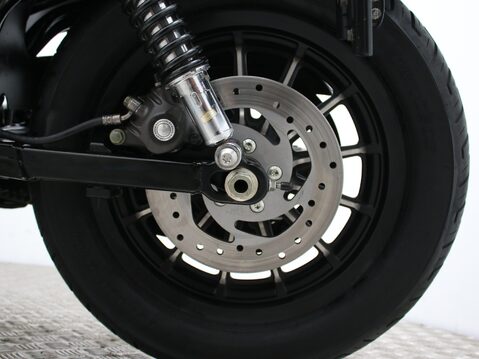 Harley-Davidson Sportster XL883N IRON 22