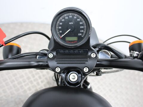 Harley-Davidson Sportster XL883N IRON 32