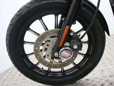 Harley-Davidson Sportster XL 883 N IRON 33