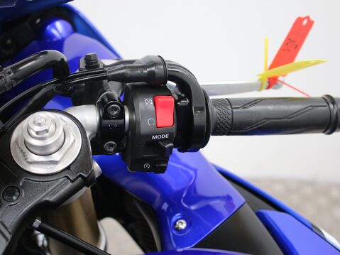 Yamaha R1 YZF-R1 17