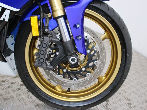 Yamaha R1 YZF-R1 18