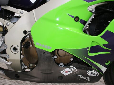 Kawasaki ZX-9R ZX 900 E1 24