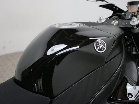 Yamaha R1 R1 (11MY) 21