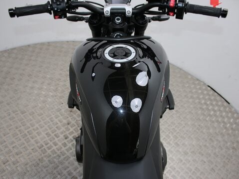 Triumph Trident TRIDENT 660 23