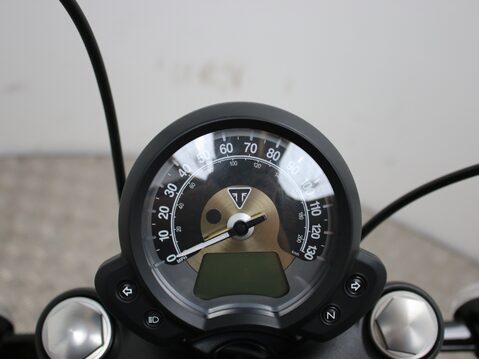 Triumph Bobber BONNEVILLE BOBBER 28