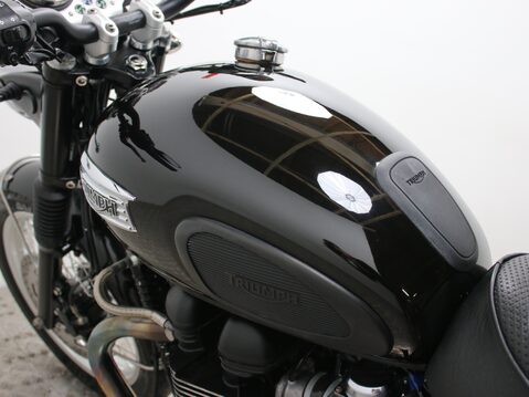 Triumph Bonneville 865 DR 125 SZ 18