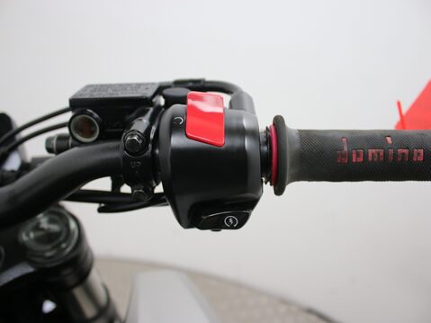 Honda CB125R CBF 125 NA-J 24