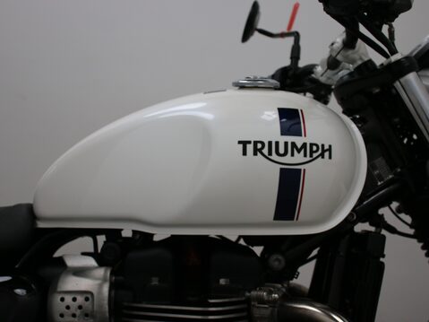 Triumph Street Twin BONNEVILLE STREET TWIN 32