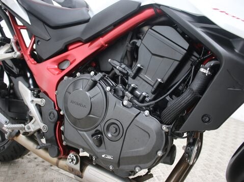 Honda CB CB 750 HORNET A-P 24