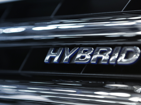 What's the difference between electric and hybrid cars?
