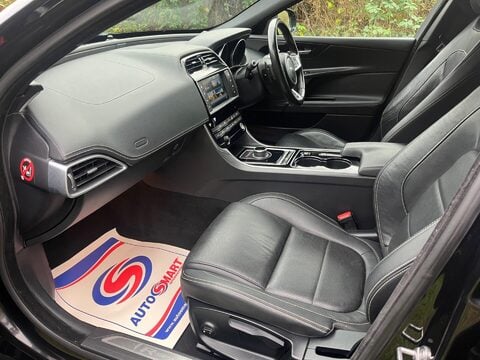 Jaguar XE R-SPORT 21