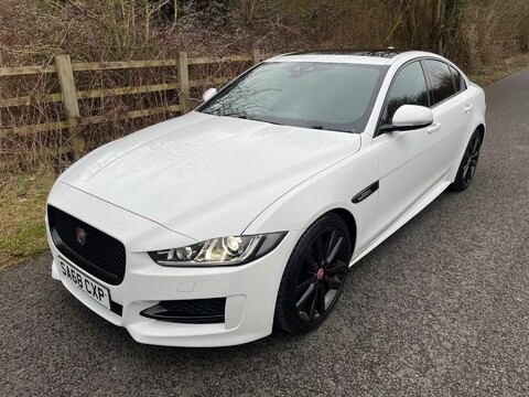 Jaguar XE D R-SPORT 12