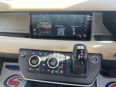 Land Rover Defender S 18