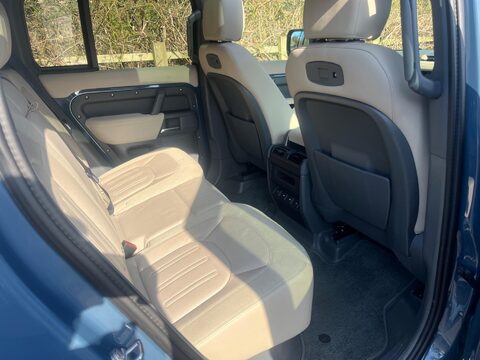Land Rover Defender S 24
