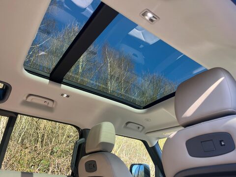 Land Rover Defender S 27