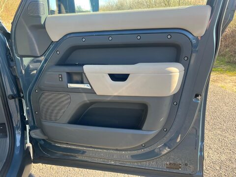 Land Rover Defender S 34