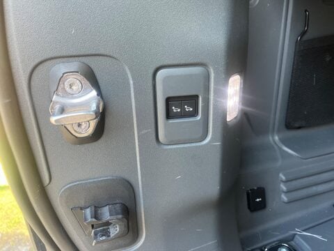 Land Rover Defender S 35