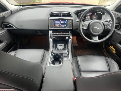 Jaguar XE GTDI PRESTIGE 13