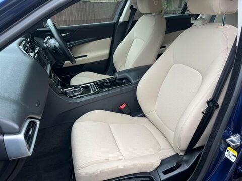 Jaguar XE SE 3