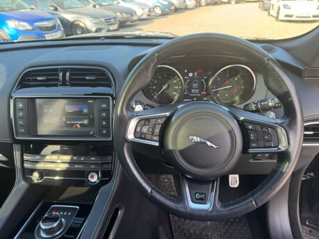 Jaguar F-Pace 3.0 F-PACE V6 S AWD D Auto 4WD 5dr 33