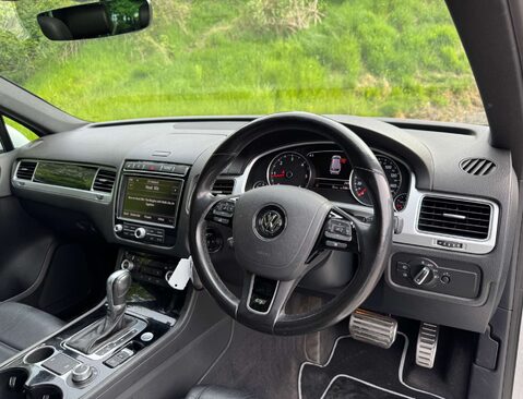 Volkswagen Touareg 3.0 Touareg V6 R-Line+ TDI BlueMotion Technology Auto 4WD 5dr 19