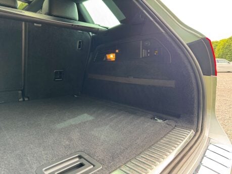 Volkswagen Touareg 3.0 Touareg V6 R-Line+ TDI BlueMotion Technology Auto 4WD 5dr 9
