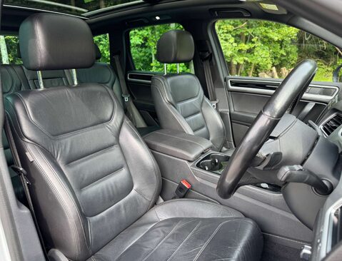 Volkswagen Touareg 3.0 Touareg V6 R-Line+ TDI BlueMotion Technology Auto 4WD 5dr 17