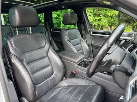 Volkswagen Touareg 3.0 Touareg V6 R-Line+ TDI BlueMotion Technology Auto 4WD 5dr 17