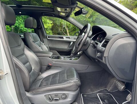 Volkswagen Touareg 3.0 Touareg V6 R-Line+ TDI BlueMotion Technology Auto 4WD 5dr 16