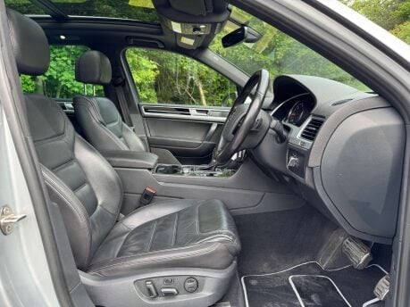 Volkswagen Touareg 3.0 Touareg V6 R-Line+ TDI BlueMotion Technology Auto 4WD 5dr 16