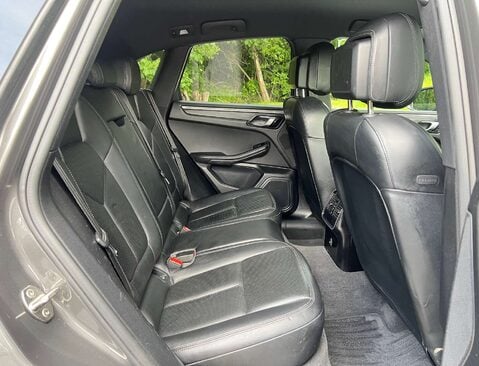 Porsche Macan 2.0 Macan Semi-Auto 4WD 5dr 17