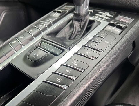 Porsche Macan 2.0 Macan Semi-Auto 4WD 5dr 33