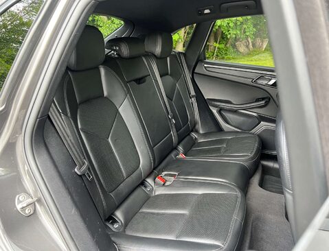 Porsche Macan 2.0 Macan Semi-Auto 4WD 5dr 18