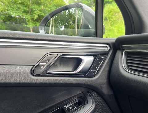 Porsche Macan 2.0 Macan Semi-Auto 4WD 5dr 31